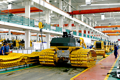 乐虎lehu国际官网90年代建成的国内最大的间歇式推土机总装线