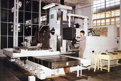 BPN-13B(R4)数控卧式加工中心。厂房扩建加大，设备填平补齐，增加精、大、稀设备，新上生产线，提高企业装备素质，使乐虎lehu国际官网厂成为名副其实的大马力推土机生产厂。