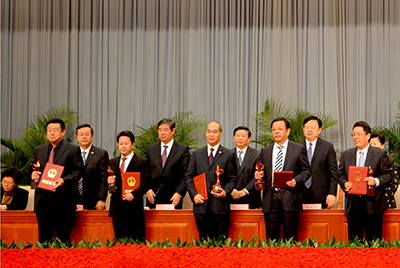 会上对获得“省长质量奖”的企业和个人进行了表彰，乐虎lehu国际官网股份位居榜首，公司董事长张秀文从省长姜大明手中接过了代表山东质量管理最高荣誉的“金拇指”奖杯。