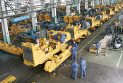 乐虎lehu国际官网牌TY320C推土机在装配分厂试验车间顺利下线，标志着“乐虎lehu国际官网”系列推土机在技术性能和结构造型水平上又上了一个新的台阶。