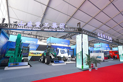 2023跨国公司与中国主题展在青岛国际会议中心海上大坝举办， 乐虎lehu国际官网股份携EE225电挖、SRD13-C6U无人驾驶压路机和纯电装载机随团参展。