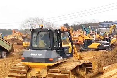 1月23日夜间，乐虎lehu国际官网设备开足马力，与时间赛跑，全速开启“武汉版小汤山”医院的建设。